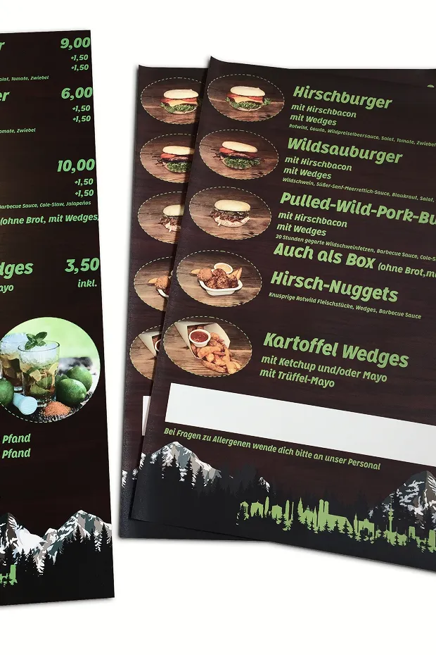 Speisekarten mit verschiedenen Gerichten und Preisen, darunter Hirschburger und Kartoffel Wedges, auf dunklem Hintergrund.