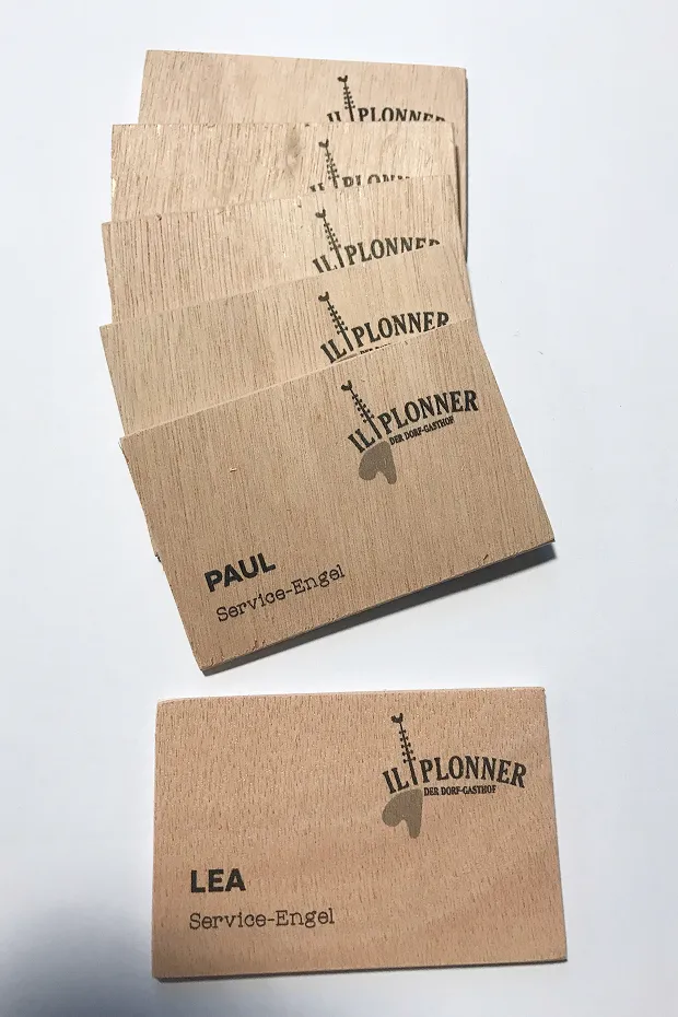 Holzvisitenkarten mit den Namen "PAUL" und "LEA" sowie dem Logo "IL PLONNER".