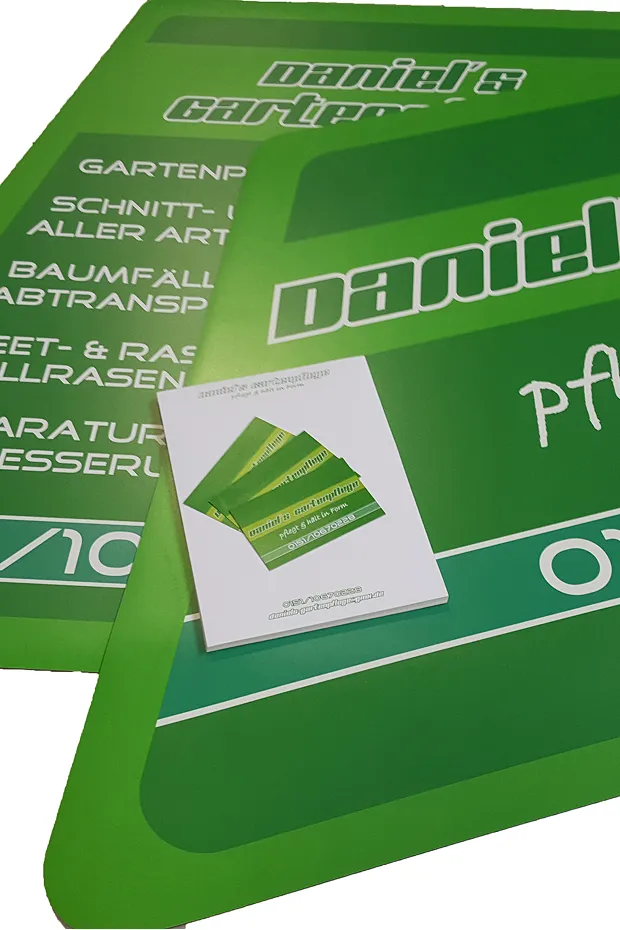 Grüner Werbebanner mit dem Text "Daniel's Garten" und einer Broschüre in der Mitte.