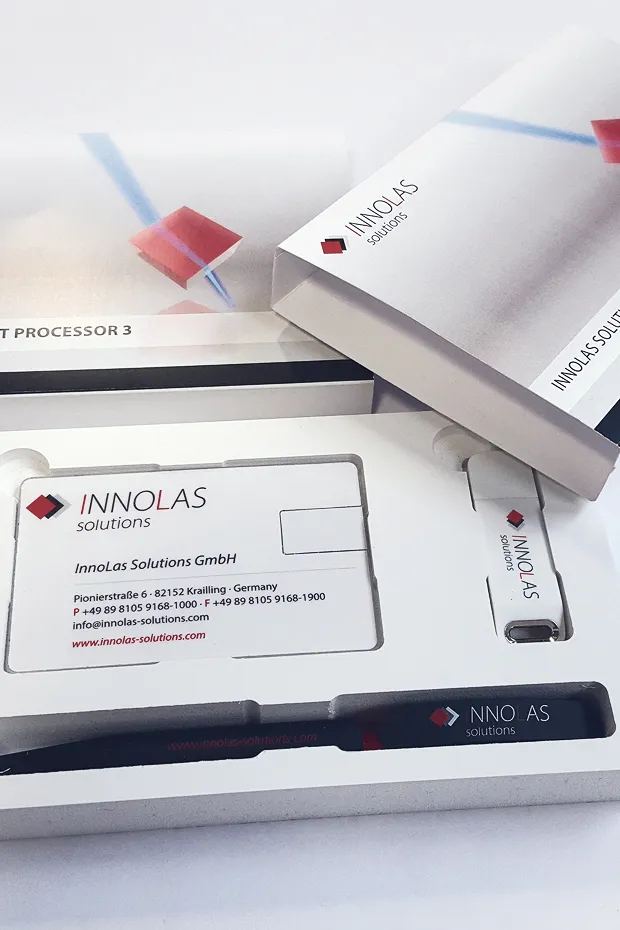 Verpackung mit einem Stift und einer Karte von INNOLAS, die Informationen zu einem Produkt enthält.
